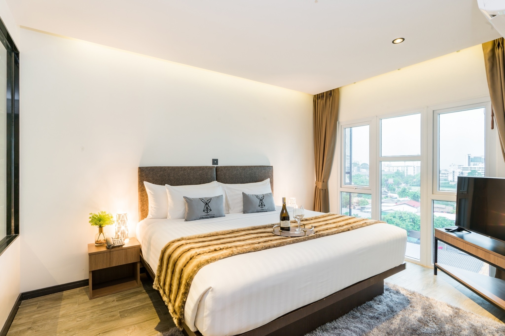 Deluxe Suite en-suite bathroom at T Pattaya Hotel